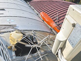 軍用無人機墜落 砸穿民宅屋頂