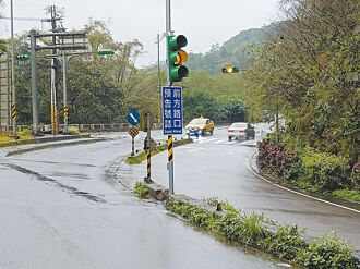 转弯马上接红绿灯 民代促改进