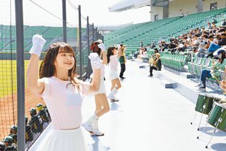 台南 亞太棒球場開箱賽 雄鷹宰恐龍