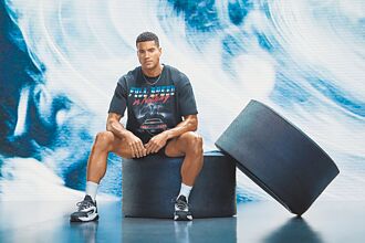 UA攜巨石強森推賽車風系列