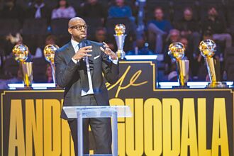 NBA》勇士挫独行侠 退役伊戈达拉球衣