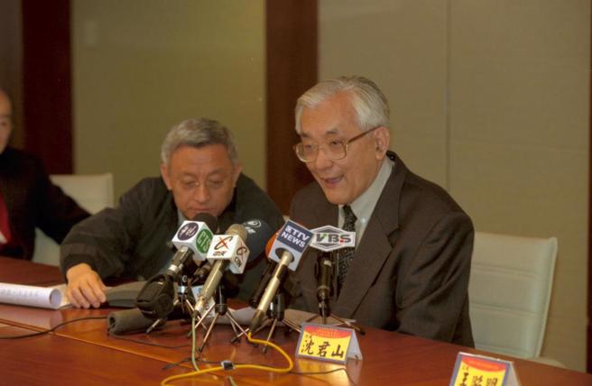 图为2000年4月台北市第1届两岸名流网路围棋对抗赛，已故前的清大校长沈君山（右）、曹兴诚（左）曾联袂参与。（中时资料照／叶清芳摄）