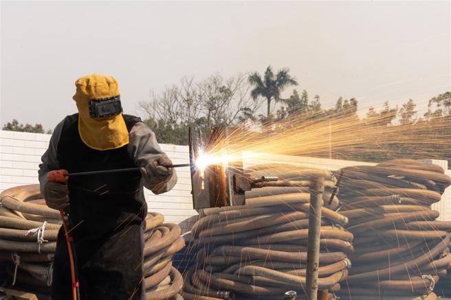 海军192舰队水下作业大队「水下电銲班」昨日实施「陆上电銲综合训练」，学员比照国际水下銲接证照测验内容，于时限内完成切割与銲接作业，有效强化专业职能。（记者尤韵婷摄）