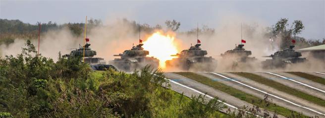  战车炮口瞬间迸发熊熊烈火，扬起大量尘土，炮弹命中移动标靶，展现基地训练成效。 （记者林睿奕摄）