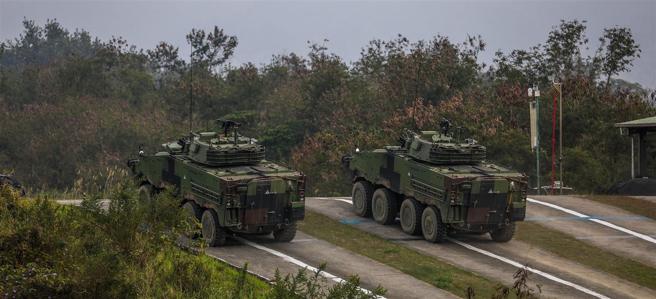 官兵驾驶CM34装步战斗车机动至射击位置，进行30链炮实弹射击，发扬优势火力。（记者林睿奕摄）