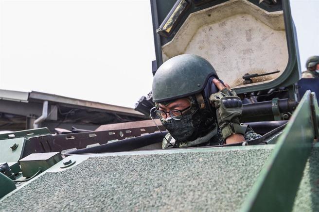 射击训练前，官兵先行完成车辆通信测试，确维指挥程序遂行。（记者林睿奕摄）