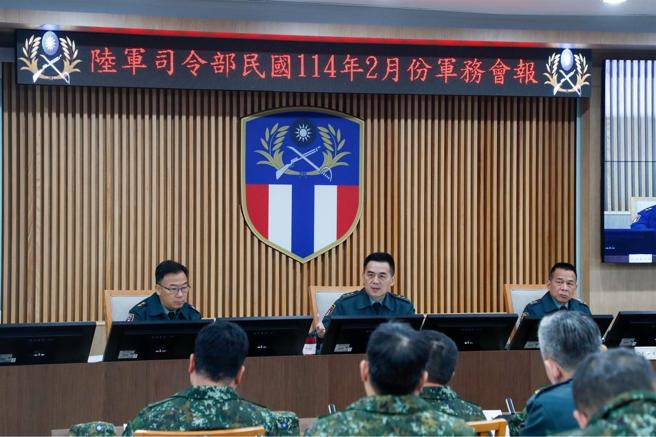 陸軍司令呂坤修上將主持2月份軍務會報，期全面帶動部隊進步。（陸軍司令部提供）