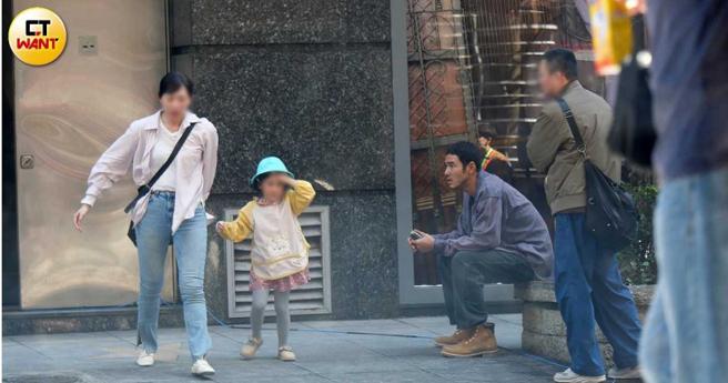 坐着休息的阮经天静静地在一旁看着临演演出。（图／本刊摄影组）