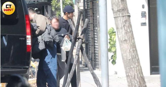 拍到下午一点多，阮经天才拖着疲惫的身躯搭着剧组交通车返家。（图／本刊摄影组）