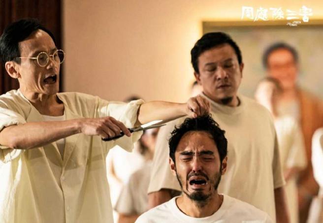 《周处除三害》狂扫全球30亿台币票房，也让阮经天（前）成功翻红。（图／《周处除三害》脸书）