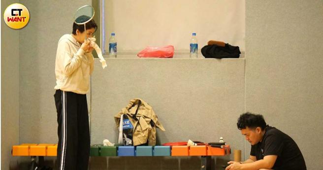 宋羽荮拿起卫生纸开始擤鼻子，不知是过敏还是感冒症状。（图／本刊摄影组）