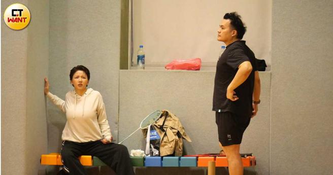 身体似乎一直不太舒服的宋羽荮，还扶着墙做伸展动作。（图／本刊摄影组）