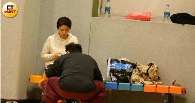 宋羽荮要换鞋时都是让黄浩咏蹲到她身边帮忙把鞋子收进袋子里。（图／本刊摄影组）