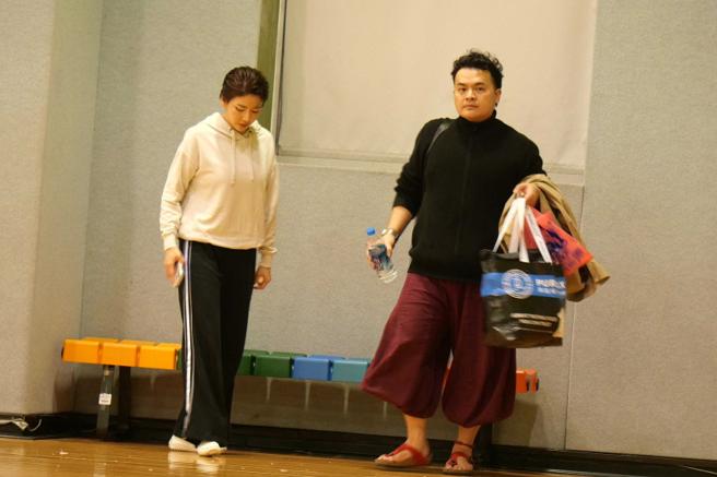 两人准备离去，宋羽荮手上只拿着手机，其它大包小包都由黄浩咏代劳。（图／本刊摄影组）