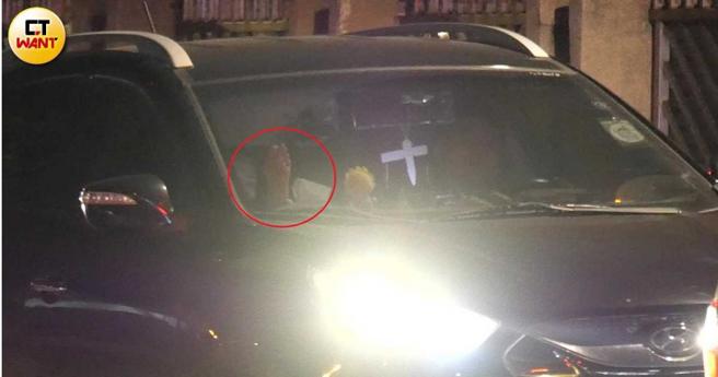 宋羽荮把脚放在黄浩咏的车子挡风玻璃前，动作十分舒适惬意。（图／本刊摄影组）