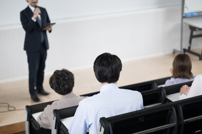 大学教授在课堂说「女生不想辛苦，就去摇屁股」，引起讨论。（示意图，shutterstock／达志）