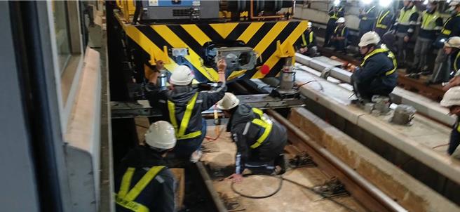 桃園機場接機25日凌晨發生工程車於靜止狀態下進行吊掛作業時，工程車因重心偏移，導致車輪偏移軌道事件。（桃捷公司提供／廖姮玥桃園傳真）