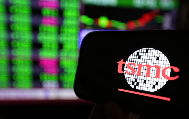 台积电宣布在美国投资千亿，川普承诺可避免关税，台积电ADR周一下跌4.19%至172.97美元。（图／报系资料照）