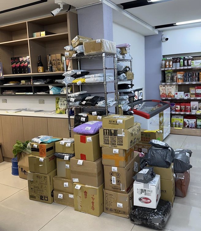佳里区农会供销部主任黄宜婕表示，有的民眾来领包裹，顺便会在超市消费，对于农会和消费者都是一举两得。（佳里区农会提供／张毓翎台南传真）