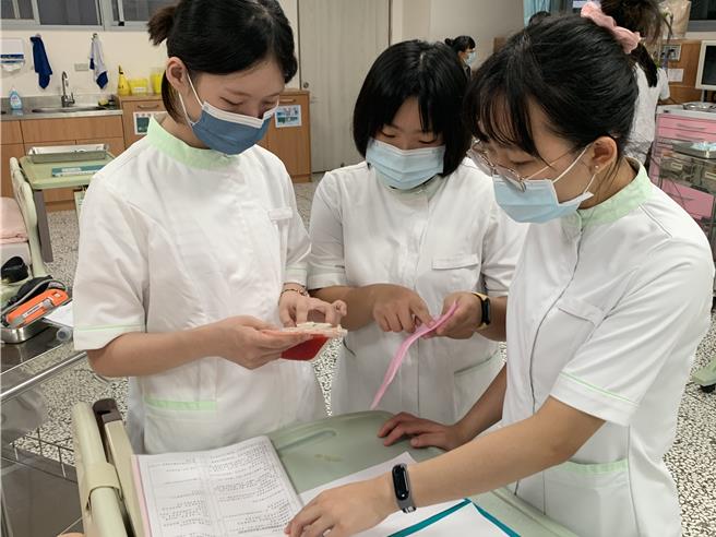 慈济科技大学去年8月与慈济大学合併后，仍维持五专学制招生，其中招生至今近30年的5年制护理科原住民公费专班，114学年度预计招收75人，24日至3月10日开放报名。（慈济大学提供／罗亦晽花莲传真）