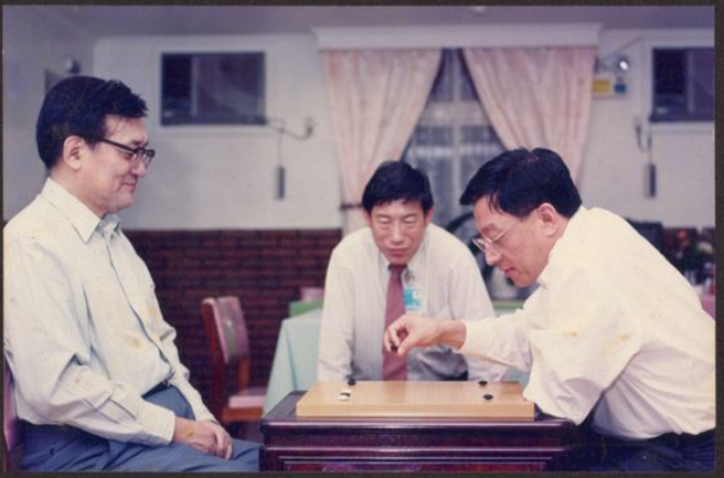 沈君山(左)、曹兴诚(右)30年前的一场棋局，衍生出1500万元捐款，如今成为舆论话题。（翻摄国立清华大学图书馆脸书）