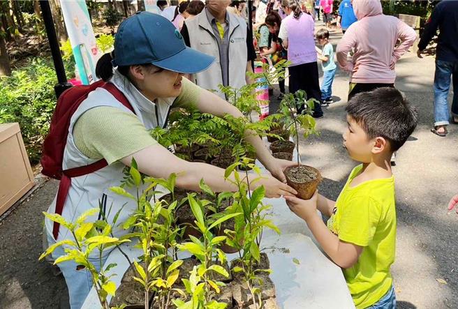 林业及自然保育署嘉义分署3月将在嘉义、台南地区举办逾30场次赠苗活动，预计发放超过8000株原生种苗木。(林业署嘉义分署提供／吕妍庭嘉义传真)