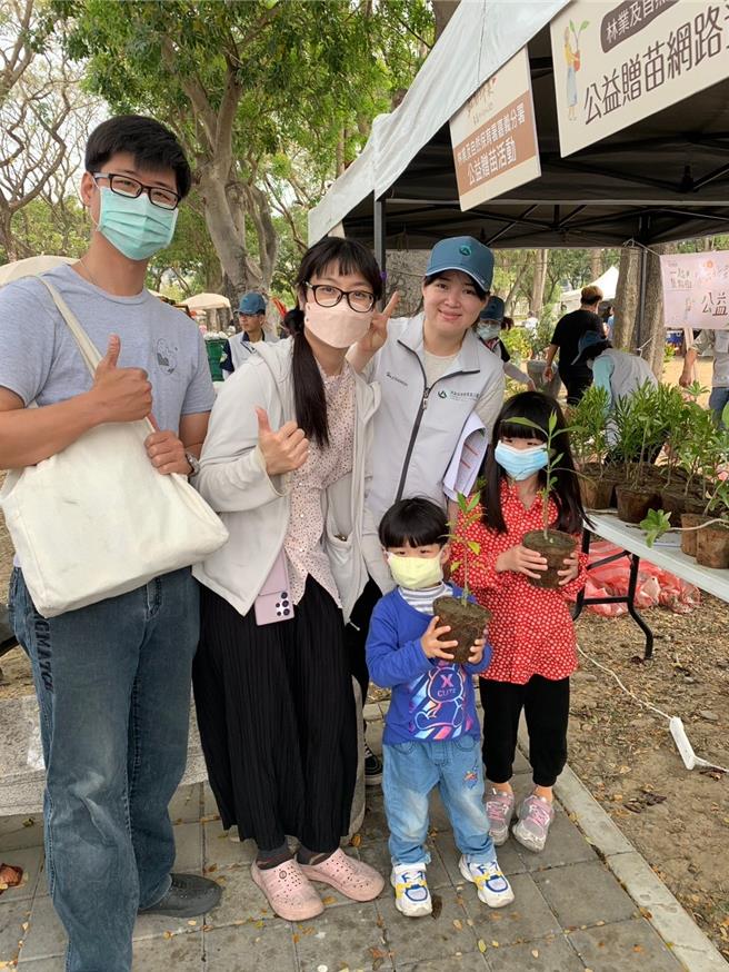 嘉义分署请民眾自备提袋领苗落实环保永续。(林业署嘉义分署提供／吕妍庭嘉义传真)