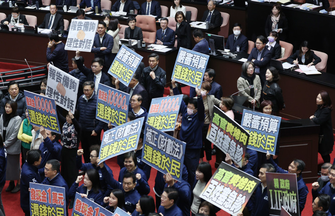 行政院长卓荣泰（中上）25日赴立法院施政报告，国民党立委手持「严审预算，还钱于民」等标语，并高喊「谎言政府，诈骗治国」抗议。（姚志平摄）