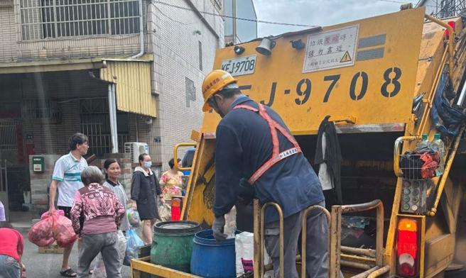 228当天彰化全县有4乡镇市暂停沿线垃圾收运，10乡镇市暂停定点垃圾收运。（彰化县政府提供／叶静美彰化传真）