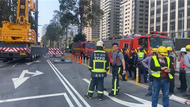 台中新光三越25日上午传出有瓦斯味，消防队获报到场检测。（民眾提供）