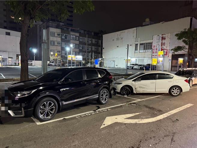 高雄一辆轿车驾驶疑似疲劳驾驶，偏离车道撞上路边2辆车酿严重车损。（警方提供／任义宇高雄传真）