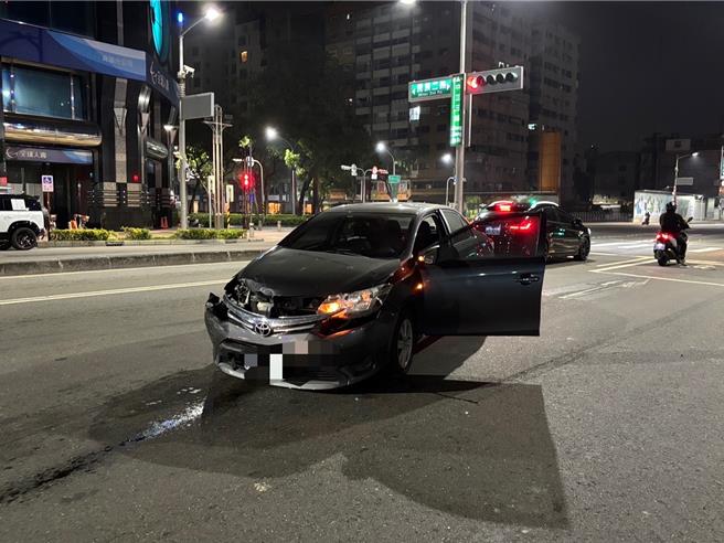 肇事驾驶车辆撞击后反弹至路中间还180度旋转，呈逆向姿态停于外侧车道，车头溃缩毁损、保险杆脱落，黄男则轻伤自行脱困。（警方提供／任义宇高雄传真）