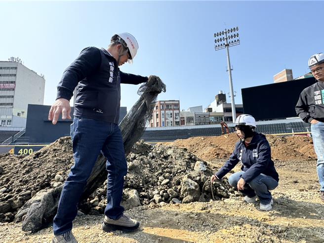 新竹市议会国民党团25日到棒球场现勘，在外野发现混凝土石块、红砖、废电线、塑胶制品、宝特瓶等废弃物。（王惠慧摄）