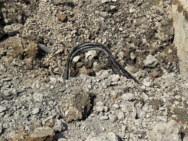 新竹市议会国民党团25日到棒球场现勘，在外野发现混凝土石块、红砖、废电线、塑胶制品、宝特瓶等废弃物。（王惠慧摄）