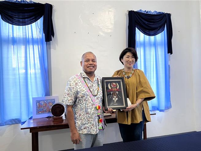 台东县长饶庆铃（右）今日拜会帛琉副总统欧宜楼（Raynold Arnold Oilouch）（左）。（台东县政府提供／蔡旻妤台东传真）