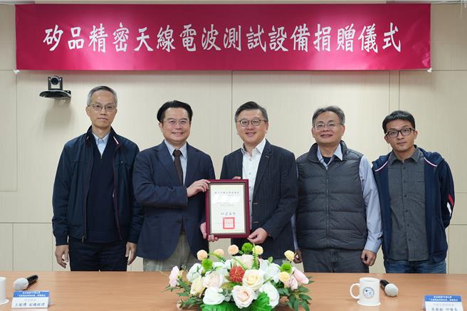 矽品興大捐贈儀式合影，左起工學院副院長陳志銘、宋振銘研發長、王愉博副總經理、林河全經理、賴佳助技術副理。（矽品提供／李京昇台中傳真）