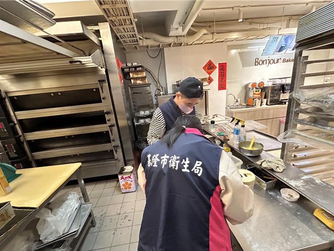 基隆市某家麵包店传出有消费者发现麵包店有异物，基隆市卫生局立即派员赴店家稽查，但过程中并未发现有病媒存在。（基隆市政府提供／张志康基隆传真）