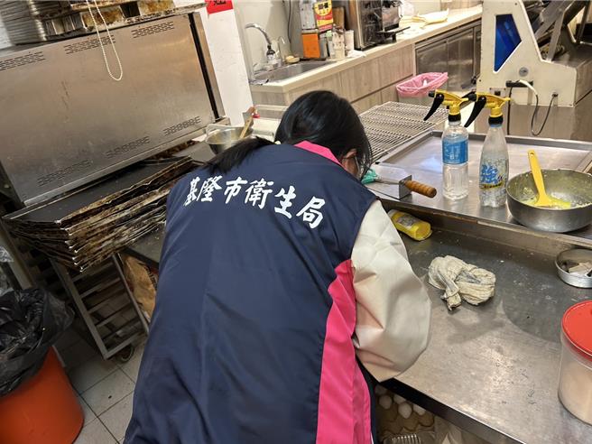 基隆市某家麵包店传出有消费者发现麵包店有异物，基隆市卫生局立即派员赴店家稽查，但过程中并未发现有病媒存在。（基隆市政府提供／张志康基隆传真）