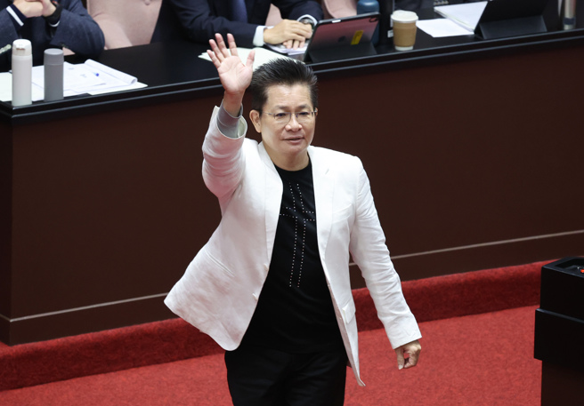 立委吴春城在25日总质询中澄清壮世代争议，并请辞立委一职。（姚志平摄）