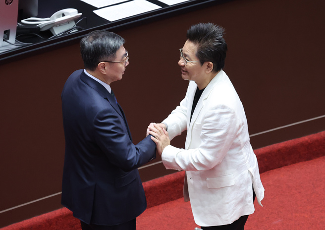 立委吴春城（右）在25日总质询中澄清壮世代争议，并请辞立委一职，随后与备询的行政院长卓荣泰（左）握手致意。（姚志平摄）