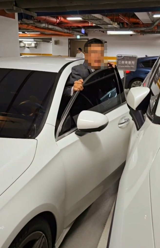 王瑞玲爱车动弹不得，友人帮钻进驾驶座表情超狰狞。(翻摄王瑞玲脸书)