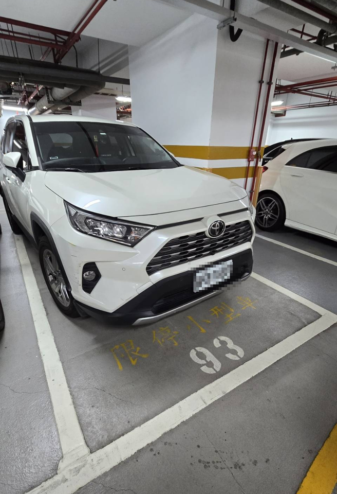 王瑞玲火大休旅车停「限停小型车」格，还紧贴她车身。(翻摄王瑞玲脸书)