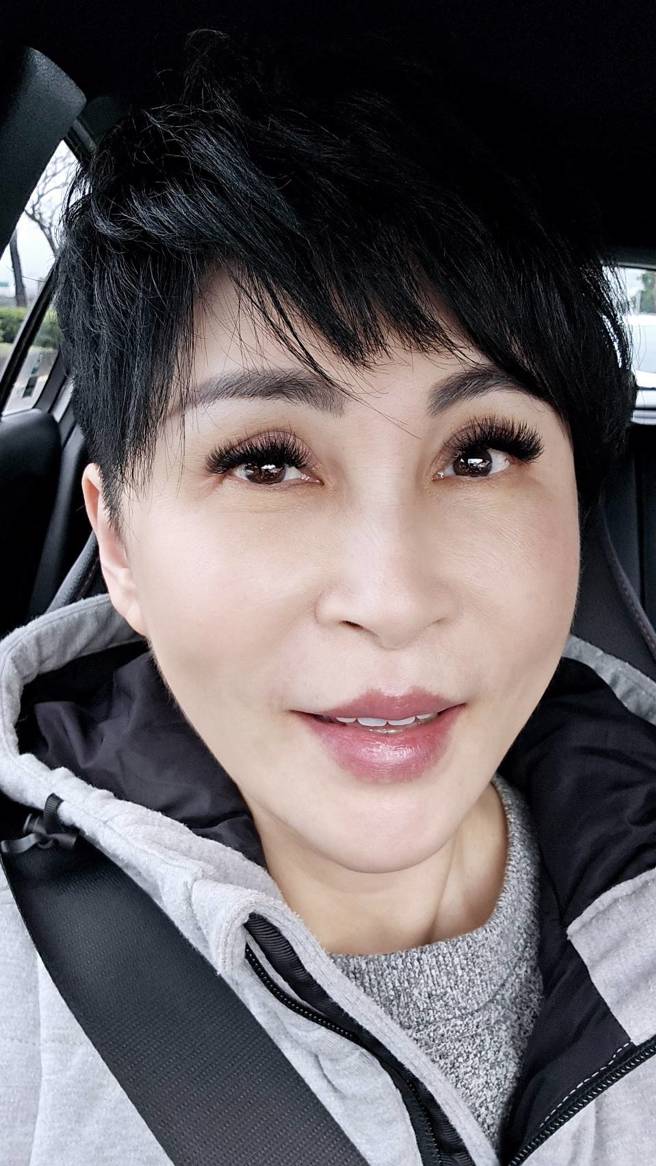 隔壁休旅车紧贴车身，王瑞玲超级火大。(翻摄王瑞玲脸书)