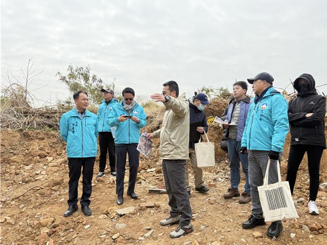 金门县政府为推动咙口二营区的保存与活化，24日由参议陈金增(左一)偕同县议员董森堡(中)及县府相关单位再度前往现场勘查，并检视计画案之推展进度。(图／民眾提供)