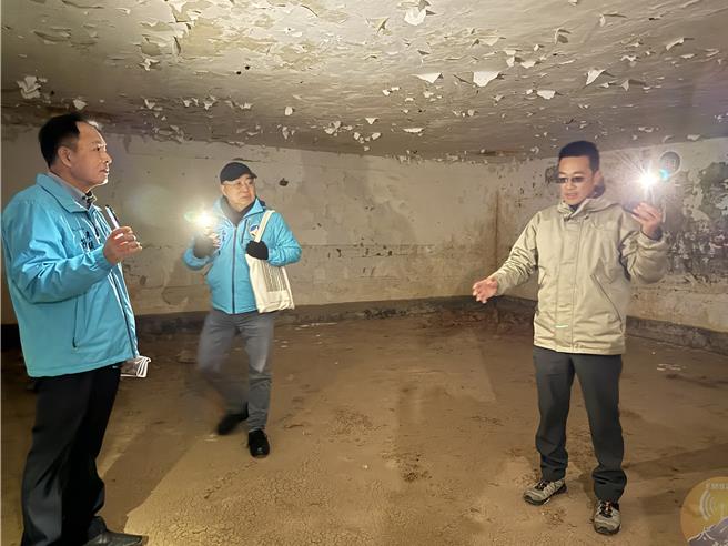 金门县政府为推动咙口二营区的保存与活化，24日由参议陈金增(左)偕同县议员董森堡(右)及县府相关单位再度前往现场勘查，并检视计画案之推展进度。(图／民眾提供)