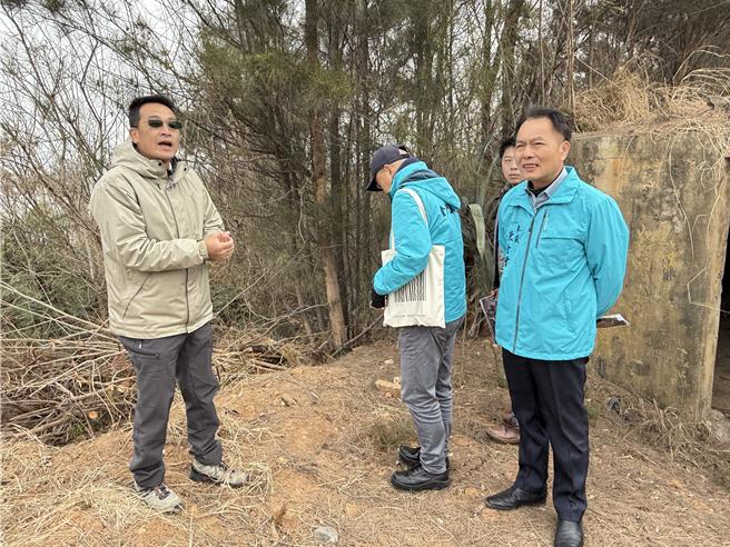 金门县议员董森堡(左)希望县府协调有关单位先将咙口二营区坑道内部杂物及泥巴等清理，透过完善的活化，使这片歷史战地成为兼具文化价值与旅游吸引力的景点。(图／民眾提供)