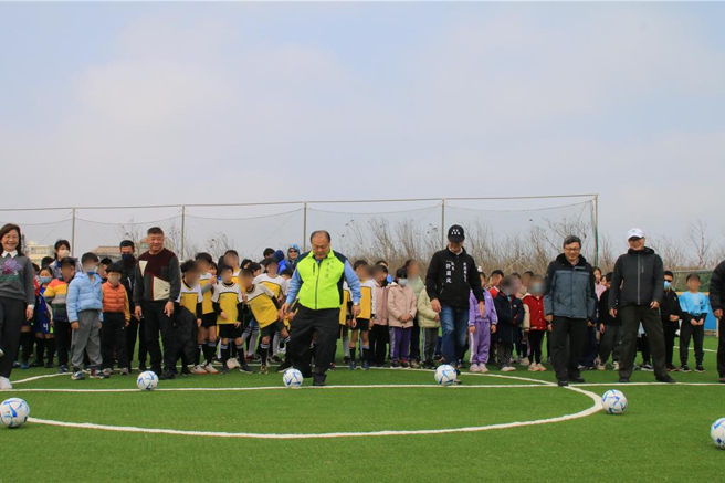 澎湖县湖西乡西溪国小的人工草皮足球场，25日启用，澎湖县长陈光復（中）与多未来宾共同开球。（许逸民摄）