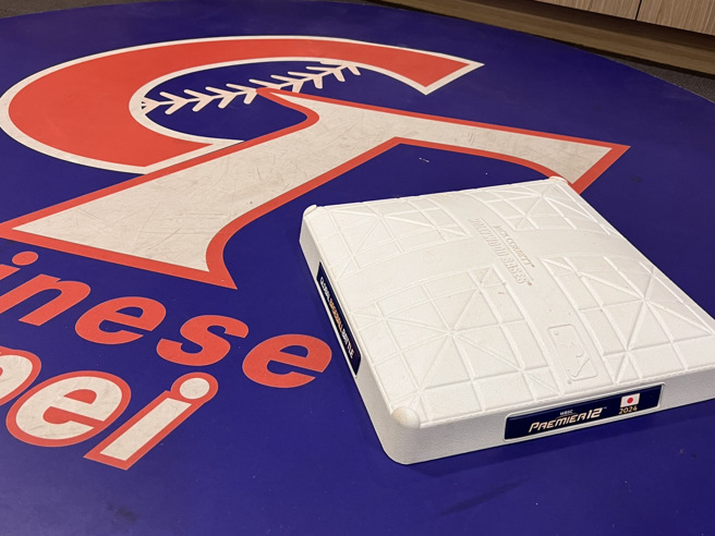 12强冠军战的一垒垒包空运到台湾，三个垒包都留在台湾做纪念。（图／棒协提供）