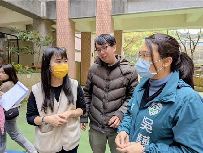基隆市武崙国小发生自来水管线泄漏，学生家长担心会影响学校午餐供应。基隆市议员吴骅珈（右）邀请教育处等单位进行会勘，并请教育处全力协助校方修復。（张志康摄）
