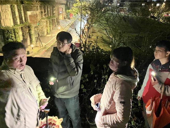 基隆市政府教育处24日获报后，晚间立即赶到现场会勘，研拟开挖找漏水点或是另拉明管解决供水问题。（基隆市政府提供／张志康基隆传真）